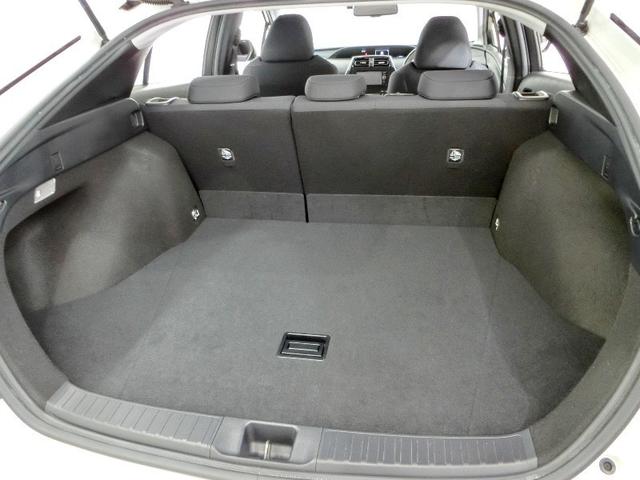 プリウス Ａ　ハイブリッド　安全装備　衝突被害軽減システム　横滑り防止機能　ＡＢＳ　エアバッグ　オートクルーズコントロール　盗難防止装置　バックカメラ　ＥＴＣ　ドラレコ　ミュージックプレイヤー接続可　ＣＤ　キーレス（18枚目）