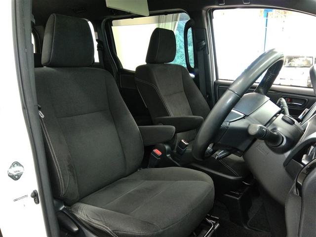 運転席側からの前席ビューです。内装色はブラック系ですので汚れも目立ちにくいです♪