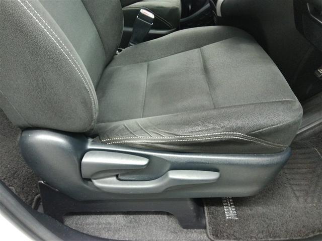 運転席です。座席の上下もできるシートアジャスター付きです。