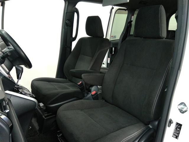 助手席側からの前席ビューです。ファブリックで包み込んだベーシックなシートです。通気性が良くて蒸れにくい上に、保温性も高いので冬場でも冷えを感じにくいです♪