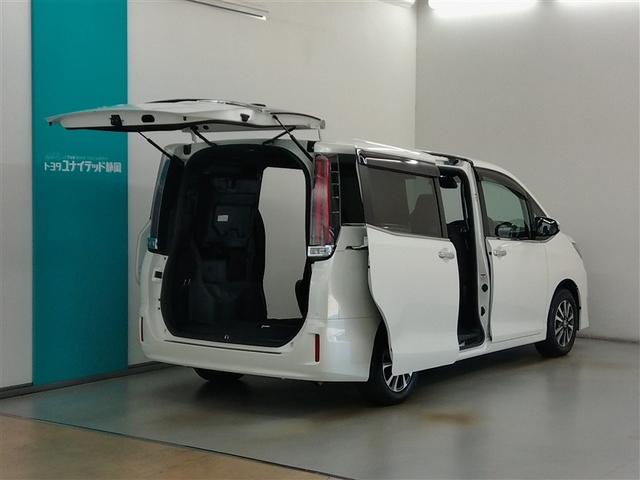 バックドアとスライドドアを開口させた状態です。