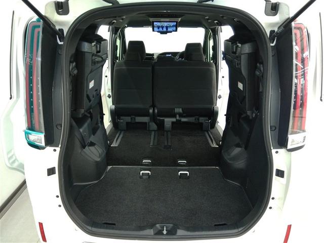 ２列目シートを動かして３列目シートを跳ね上げさせた状態です。