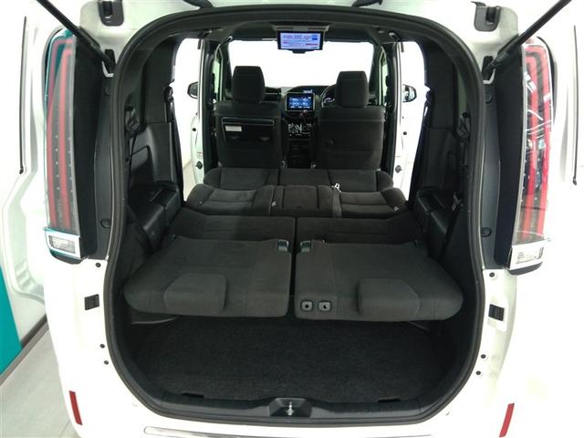 ２列目シート、３列目シートをフラットシートにした状態です。工夫すれば車中泊もできそうですね♪
