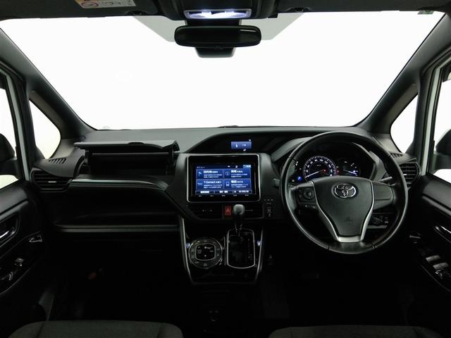 スタイリッシュなデザインのインパネ。各操作スイッチは使いやすい位置に配置されてます。