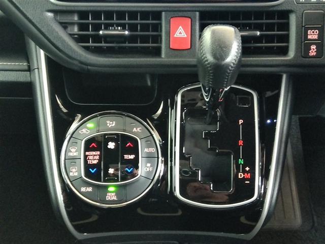 シフトレバー付近です。左右独立温度コントロールフルオートエアコンです。運転席、助手席それぞれで独立して温度設定ができます。冷え性の方が乗っても安心ですね♪