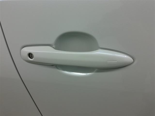 プリウス Ｓ　ハイブリッド　ワンオーナー　安全装備　衝突被害軽減システム　横滑り防止機能　ＡＢＳ　エアバッグ　オートクルーズコントロール　盗難防止装置　バックカメラ　ＥＴＣ　ドラレコ　ミュージックプレイヤー接続可（7枚目）