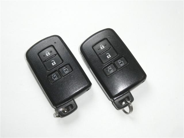 ヴォクシー ＺＳ　煌ＩＩＩ　フルセグ　メモリーナビ　後席モニター　バックカメラ　衝突被害軽減システム　ＥＴＣ　ドラレコ　両側電動スライド　ＬＥＤヘッドランプ　ウオークスルー　乗車定員７人　３列シート　アイドリングストップ（26枚目）