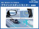 【ブラインドスポットモニター】ドアミラーでは確認しにくい後側方エリアに存在する車両に加え、急接近してくる車両も検知します。検知すると搭載されたＬＥＤインジケーターが点灯します。