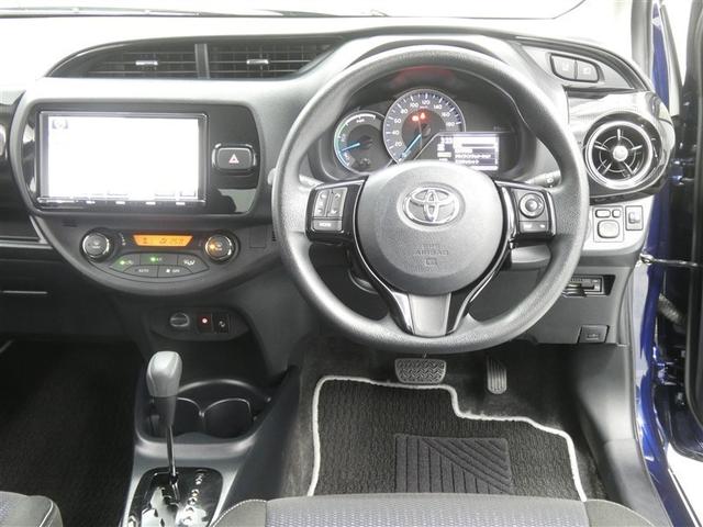 ヴィッツ ＨＶ　Ｆ　セーフ　セーフティセンス　歩行者検知機能追加車　フルセグメモリーナビ　社外アルミホイール　ＥＴＣ　バックモニター　スマートキー　ＣＤ／ＤＶＤ再生付き　シート素材モケット　オートエアコン　ハロゲンライト（4枚目）