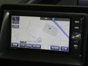 【７インチ純正ナビ】純正ナビを装備。タッチパネル式で使いやすく、詳細地図により目的地をピンポイントで設定できます。初めての道でも迷いにくく、ロングドライブも快適ですよ♪