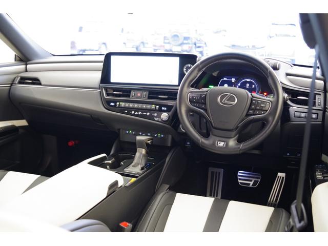 ES ES300h Fスポーツ オレンジブレーキキャリパー+ハンズフリーパワートランクリッド 360°パノラミックビューモニター デジタルインナーミラー 置くだけ充電 ムーンルーフ シートヒーター・クーラー 19インチアルミホイール(4枚目)