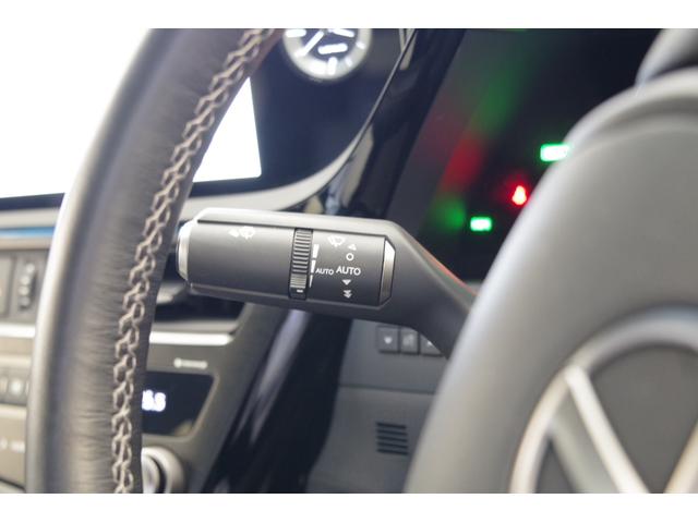 ES ES300h Fスポーツ オレンジブレーキキャリパー+ハンズフリーパワートランクリッド 360°パノラミックビューモニター デジタルインナーミラー 置くだけ充電 ムーンルーフ シートヒーター・クーラー 19インチアルミホイール(22枚目)
