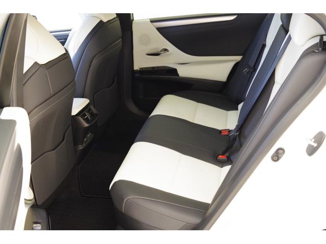 ES ES300h Fスポーツ オレンジブレーキキャリパー+ハンズフリーパワートランクリッド 360°パノラミックビューモニター デジタルインナーミラー 置くだけ充電 ムーンルーフ シートヒーター・クーラー 19インチアルミホイール(34枚目)