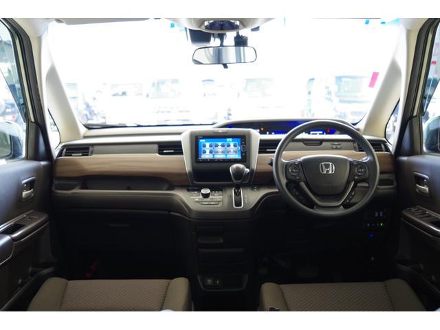 フリード G 衝突被害軽減ブレーキ リアパーキングセンサー ヒ―テッドドアミラー 両側パワースライドドア シートヒーター スライドドアロールサンシェイド スマートキー メモリーナビ フルセグTV バックカメラ(4枚目)