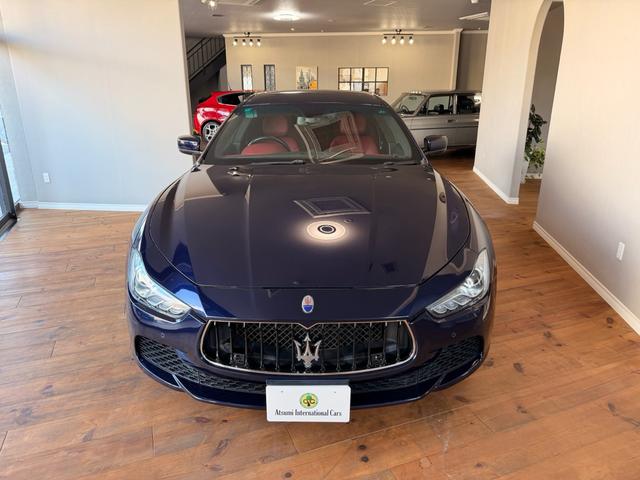 ギブリ Ｓ　赤レザーシート　パワーシート　純正アルミホイール　パドルシフト　純正ナビ　バックカメラ　クルーズコントロール　ステアリングリモコン　ディスチャージヘッドライト　ＥＴＣ（2枚目）