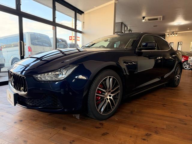 ギブリ Ｓ　赤レザーシート　パワーシート　純正アルミホイール　パドルシフト　純正ナビ　バックカメラ　クルーズコントロール　ステアリングリモコン　ディスチャージヘッドライト　ＥＴＣ（3枚目）