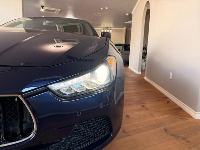 ギブリ Ｓ　赤レザーシート　パワーシート　純正アルミホイール　パドルシフト　純正ナビ　バックカメラ　クルーズコントロール　ステアリングリモコン　ディスチャージヘッドライト　ＥＴＣ（6枚目）