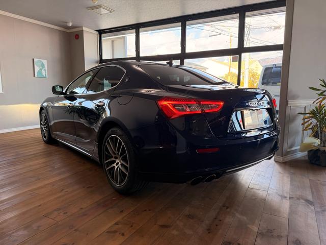 ギブリ Ｓ　赤レザーシート　パワーシート　純正アルミホイール　パドルシフト　純正ナビ　バックカメラ　クルーズコントロール　ステアリングリモコン　ディスチャージヘッドライト　ＥＴＣ（7枚目）