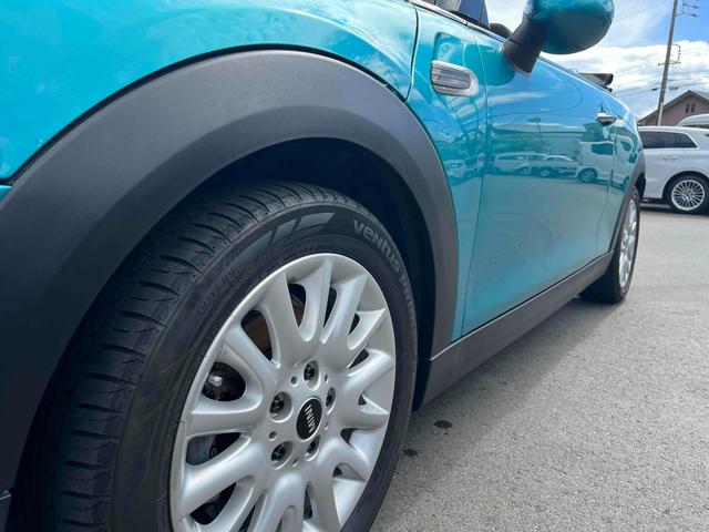 ＭＩＮＩ クーパー　コンバーチブル　クーパー　コンバーチブル（４名）　１６インチＡＷ　　ナビ　ＥＴＣ　バックカメラ　３６０度ドライブレコーダー　Ｂｌｕｅｔｏｏｔｈ　シートヒーター　ボンネットストライプ　ＬＥＤヘッドランプ　　スマートキー（18枚目）