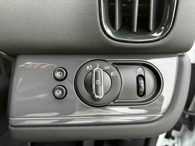 ＭＩＮＩ クロスオーバー　バッキンガム　純正１６インチＡＷ　ルーフレール　ナビ　クルーズコントロール　ＥＴＣ　Ｂｌｕｅｔｏｏｔｈ　ＦＭ／ＡＭ　ステアリングスイッチ　ＬＥＤヘッドランプ／フォグランプ　スマートキー　アイドリングストップ（41枚目）