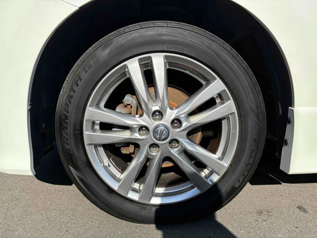 エルグランド ２５０ハイウェイスター　両側パワースライドドア　ナビ　後席モニター　ＴＶ　ＥＴＣ　Ｂカメラ　ＣＤ／ＤＶＤ　純正１８インチＡＷ　オットマン　オートライト　フォグランプ　スマートキー（8枚目）