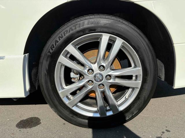 エルグランド ２５０ハイウェイスター　両側パワースライドドア　ナビ　後席モニター　ＴＶ　ＥＴＣ　Ｂカメラ　ＣＤ／ＤＶＤ　純正１８インチＡＷ　オットマン　オートライト　フォグランプ　スマートキー（9枚目）