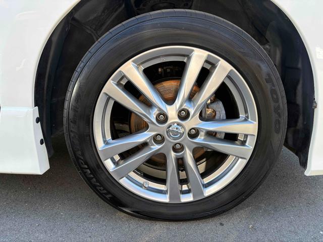 エルグランド ２５０ハイウェイスター　両側パワースライドドア　ナビ　後席モニター　ＴＶ　ＥＴＣ　Ｂカメラ　ＣＤ／ＤＶＤ　純正１８インチＡＷ　オットマン　オートライト　フォグランプ　スマートキー（10枚目）