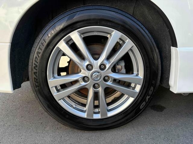 エルグランド ２５０ハイウェイスター　両側パワースライドドア　ナビ　後席モニター　ＴＶ　ＥＴＣ　Ｂカメラ　ＣＤ／ＤＶＤ　純正１８インチＡＷ　オットマン　オートライト　フォグランプ　スマートキー（11枚目）