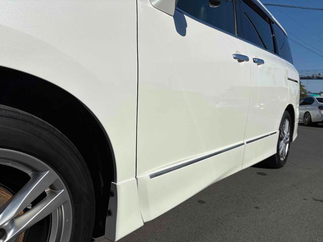 エルグランド ２５０ハイウェイスター　両側パワースライドドア　ナビ　後席モニター　ＴＶ　ＥＴＣ　Ｂカメラ　ＣＤ／ＤＶＤ　純正１８インチＡＷ　オットマン　オートライト　フォグランプ　スマートキー（13枚目）