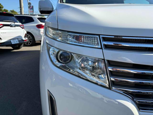 エルグランド ２５０ハイウェイスター　両側パワースライドドア　ナビ　後席モニター　ＴＶ　ＥＴＣ　Ｂカメラ　ＣＤ／ＤＶＤ　純正１８インチＡＷ　オットマン　オートライト　フォグランプ　スマートキー（19枚目）