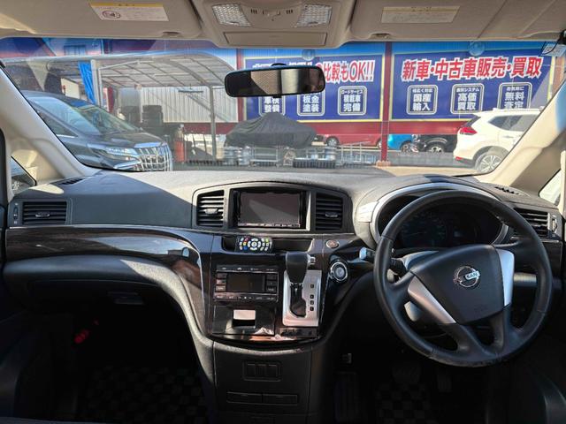 エルグランド ２５０ハイウェイスター　両側パワースライドドア　ナビ　後席モニター　ＴＶ　ＥＴＣ　Ｂカメラ　ＣＤ／ＤＶＤ　純正１８インチＡＷ　オットマン　オートライト　フォグランプ　スマートキー（23枚目）