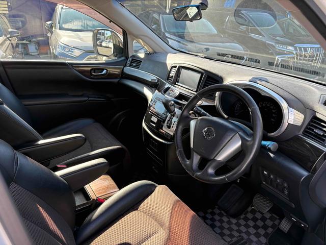 エルグランド ２５０ハイウェイスター　両側パワースライドドア　ナビ　後席モニター　ＴＶ　ＥＴＣ　Ｂカメラ　ＣＤ／ＤＶＤ　純正１８インチＡＷ　オットマン　オートライト　フォグランプ　スマートキー（30枚目）