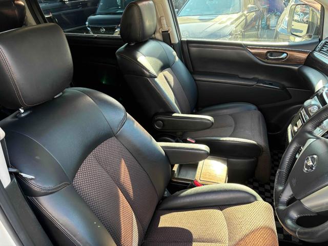 エルグランド ２５０ハイウェイスター　両側パワースライドドア　ナビ　後席モニター　ＴＶ　ＥＴＣ　Ｂカメラ　ＣＤ／ＤＶＤ　純正１８インチＡＷ　オットマン　オートライト　フォグランプ　スマートキー（31枚目）