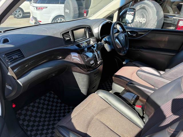 エルグランド ２５０ハイウェイスター　両側パワースライドドア　ナビ　後席モニター　ＴＶ　ＥＴＣ　Ｂカメラ　ＣＤ／ＤＶＤ　純正１８インチＡＷ　オットマン　オートライト　フォグランプ　スマートキー（32枚目）