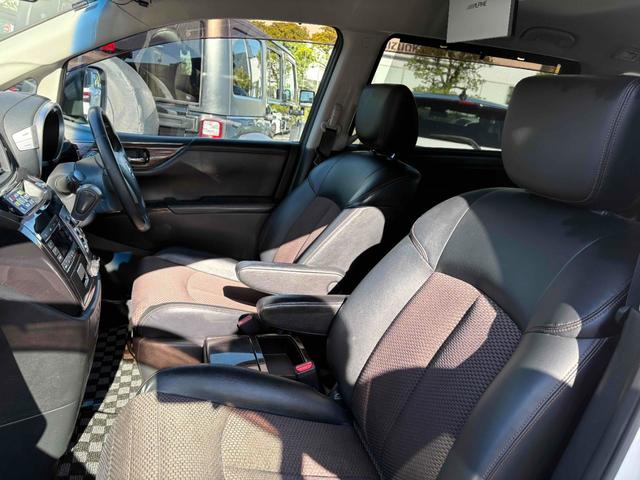 エルグランド ２５０ハイウェイスター　両側パワースライドドア　ナビ　後席モニター　ＴＶ　ＥＴＣ　Ｂカメラ　ＣＤ／ＤＶＤ　純正１８インチＡＷ　オットマン　オートライト　フォグランプ　スマートキー（33枚目）