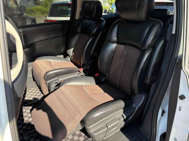 エルグランド ２５０ハイウェイスター　両側パワースライドドア　ナビ　後席モニター　ＴＶ　ＥＴＣ　Ｂカメラ　ＣＤ／ＤＶＤ　純正１８インチＡＷ　オットマン　オートライト　フォグランプ　スマートキー（34枚目）