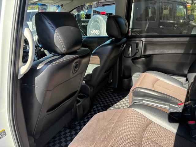 エルグランド ２５０ハイウェイスター　両側パワースライドドア　ナビ　後席モニター　ＴＶ　ＥＴＣ　Ｂカメラ　ＣＤ／ＤＶＤ　純正１８インチＡＷ　オットマン　オートライト　フォグランプ　スマートキー（35枚目）