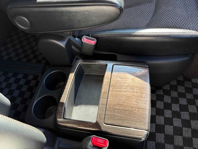 エルグランド ２５０ハイウェイスター　両側パワースライドドア　ナビ　後席モニター　ＴＶ　ＥＴＣ　Ｂカメラ　ＣＤ／ＤＶＤ　純正１８インチＡＷ　オットマン　オートライト　フォグランプ　スマートキー（44枚目）