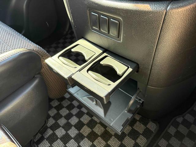 エルグランド ２５０ハイウェイスター　両側パワースライドドア　ナビ　後席モニター　ＴＶ　ＥＴＣ　Ｂカメラ　ＣＤ／ＤＶＤ　純正１８インチＡＷ　オットマン　オートライト　フォグランプ　スマートキー（47枚目）