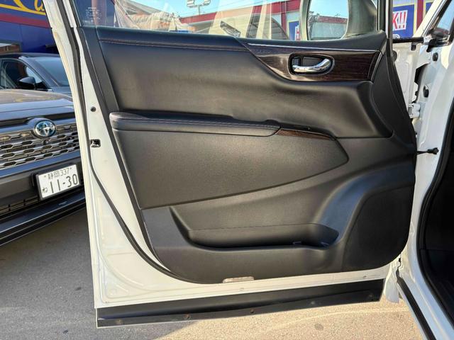 エルグランド ２５０ハイウェイスター　両側パワースライドドア　ナビ　後席モニター　ＴＶ　ＥＴＣ　Ｂカメラ　ＣＤ／ＤＶＤ　純正１８インチＡＷ　オットマン　オートライト　フォグランプ　スマートキー（48枚目）