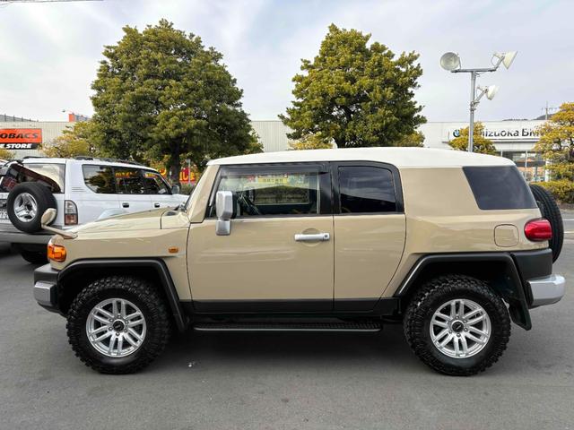 ＦＪクルーザー ベースグレード　社外１７インチＡＷ　サイドステップ　背面タイヤ　ナビ　ＴＶ　ＥＴＣ　Ｂカメラ　Ｂｌｕｅｔｏｏｔｈ　パーキングソナー　キーレス　ステアリングスイッチ（4枚目）