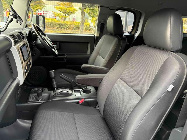 ＦＪクルーザー ベースグレード　社外１７インチＡＷ　サイドステップ　背面タイヤ　ナビ　ＴＶ　ＥＴＣ　Ｂカメラ　Ｂｌｕｅｔｏｏｔｈ　パーキングソナー　キーレス　ステアリングスイッチ（30枚目）