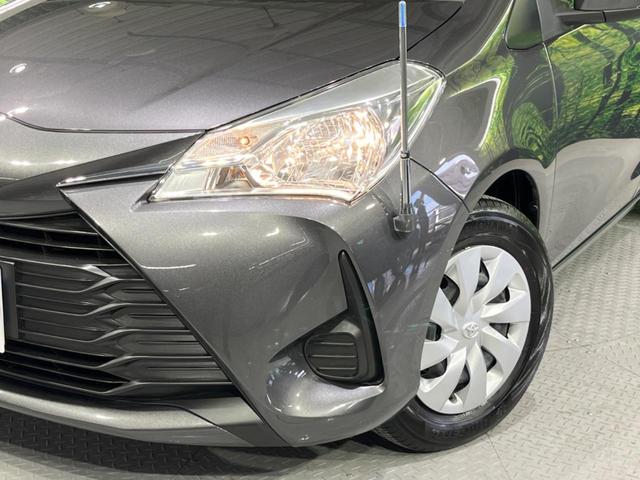 ヴィッツ Ｆ　禁煙車　ドライブレコーダー　ＣＤ再生　純正オーディオ　プライバシーガラス　盗難防止装置　トラクションコントロール　ヘッドライトレベライザー　リモコンキー　バニティミラー　アイドリングストップ（13枚目）