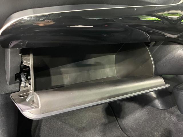 プリウス Ｓ　後期型　禁煙車　セーフティセンス　ナビ機能付純正８型ディスプレイオーディオ　バックカメラ　ＡＣ１００Ｖ電源　オートエアコン　ＬＥＤライト　オートハイビーム　ＥＴＣ　レーダークルーズコントロール（50枚目）