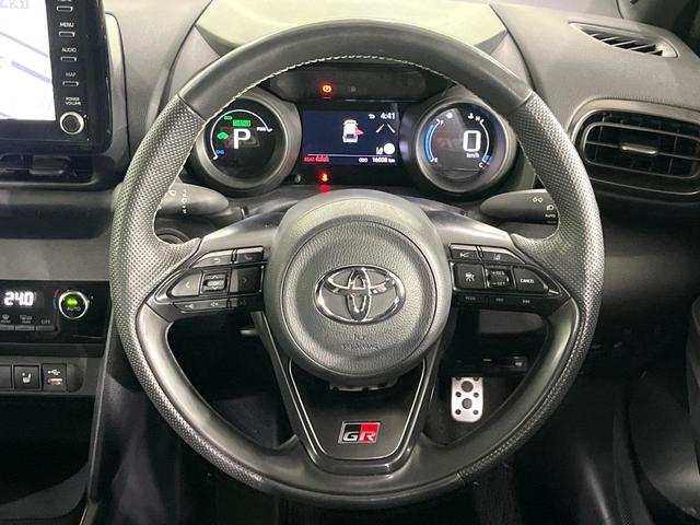 ヤリスクロス ハイブリッド　ＧＲスポーツ　禁煙車　セーフティセンス　純正ディスプレイオーディオ　全周囲カメラ　電動パーキングブレーキ　ＬＥＤライト　オートハイビーム　オートエアコン　ステアリングヒーター　レーダークルーズコントロール　ＥＴＣ（11枚目）