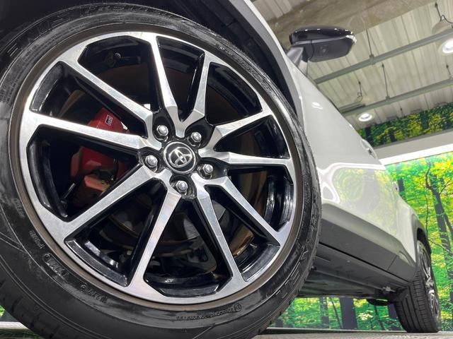 ヤリスクロス ハイブリッド　ＧＲスポーツ　禁煙車　セーフティセンス　純正ディスプレイオーディオ　全周囲カメラ　電動パーキングブレーキ　ＬＥＤライト　オートハイビーム　オートエアコン　ステアリングヒーター　レーダークルーズコントロール　ＥＴＣ（13枚目）