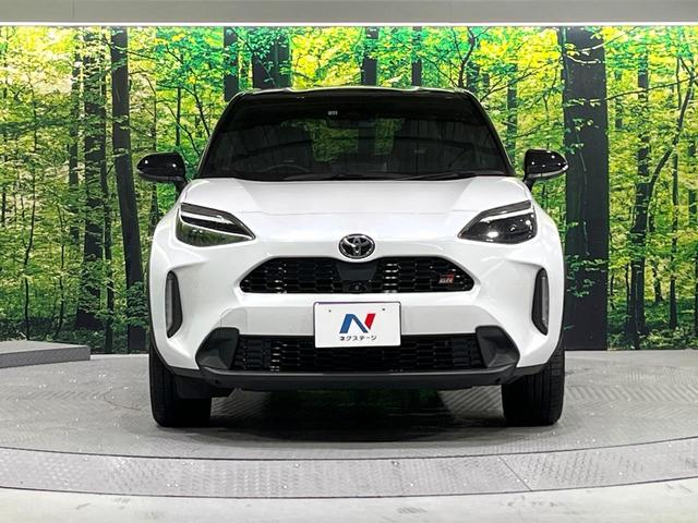 ヤリスクロス ハイブリッド　ＧＲスポーツ　禁煙車　セーフティセンス　純正ディスプレイオーディオ　全周囲カメラ　電動パーキングブレーキ　ＬＥＤライト　オートハイビーム　オートエアコン　ステアリングヒーター　レーダークルーズコントロール　ＥＴＣ（14枚目）