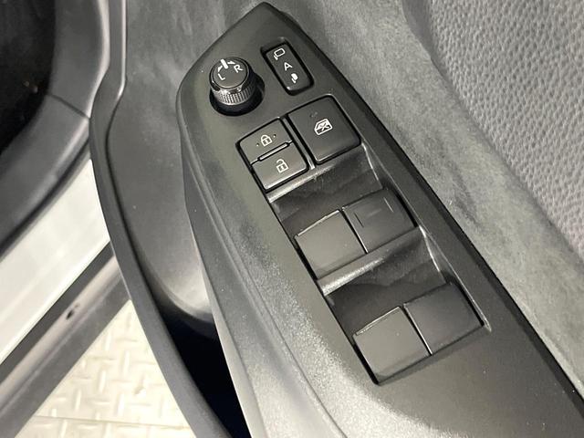 ヤリスクロス ハイブリッド　ＧＲスポーツ　禁煙車　セーフティセンス　純正ディスプレイオーディオ　全周囲カメラ　電動パーキングブレーキ　ＬＥＤライト　オートハイビーム　オートエアコン　ステアリングヒーター　レーダークルーズコントロール　ＥＴＣ（43枚目）