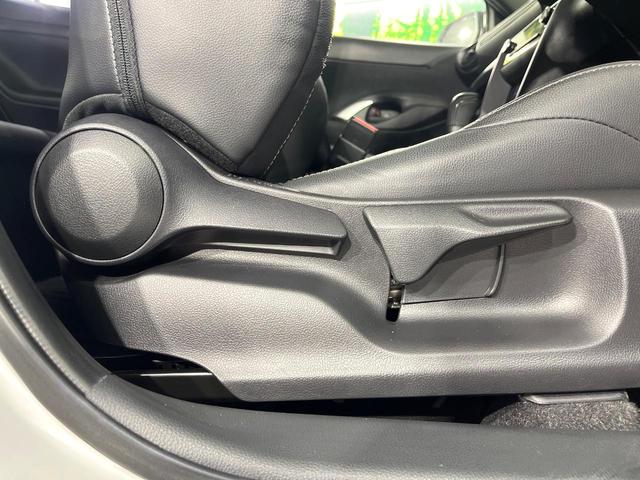 ヤリスクロス ハイブリッド　ＧＲスポーツ　禁煙車　セーフティセンス　純正ディスプレイオーディオ　全周囲カメラ　電動パーキングブレーキ　ＬＥＤライト　オートハイビーム　オートエアコン　ステアリングヒーター　レーダークルーズコントロール　ＥＴＣ（45枚目）