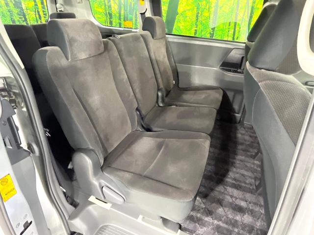 ノア Ｘ　スマートエディション　禁煙車　純正ナビ　バックカメラ　両側電動スライド　デュアルオートエアコン　ＨＩＤライト　オートライト　ＥＴＣ　スマートキー　ステアリングスイッチ　ウィンカーミラー　純正アルミホイール（9枚目）